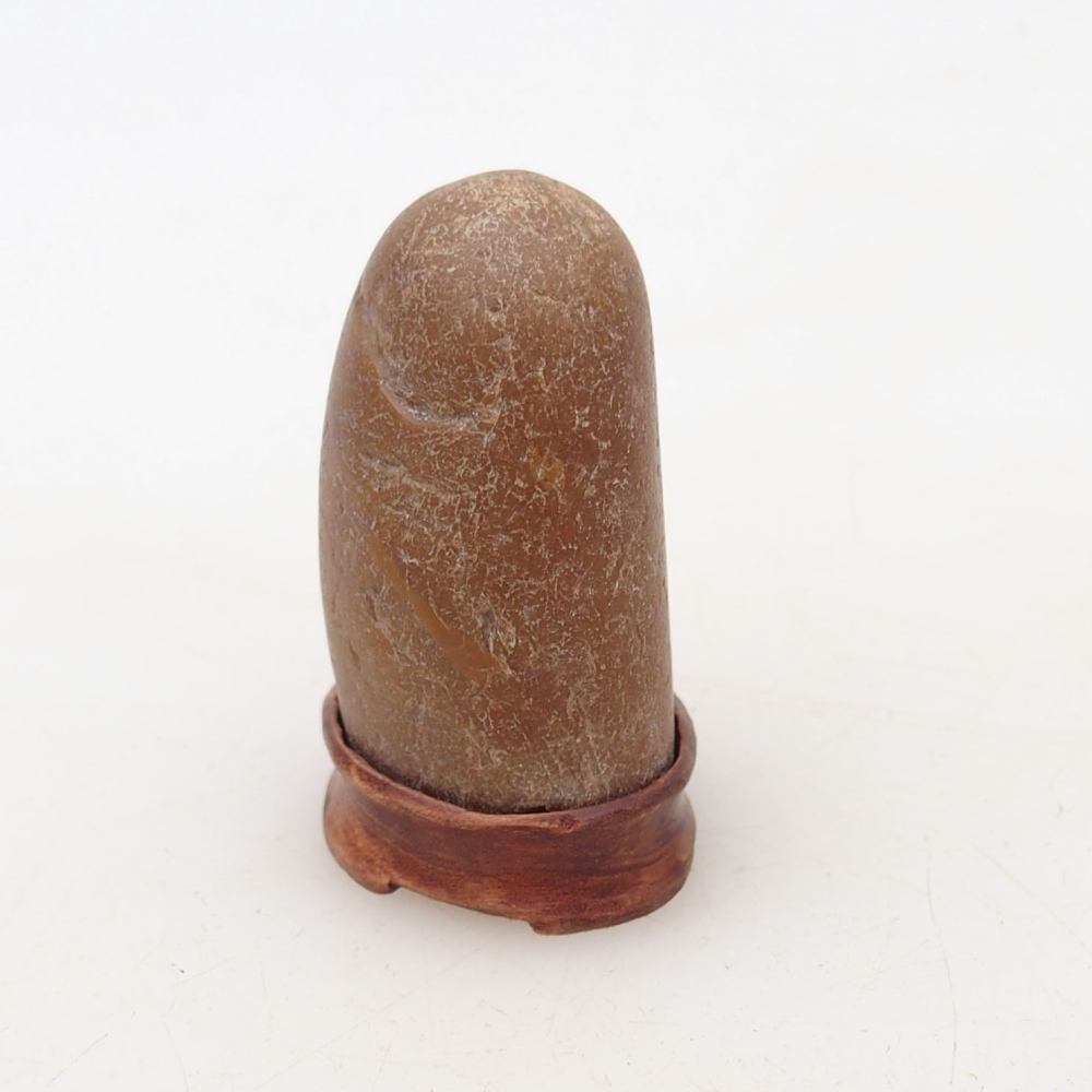 Suiseki - Piedra con DAI (base de madera)