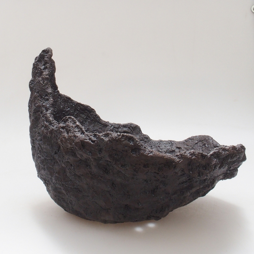 Concha de cerámica 23 x 21 x 19,5 cm , color marrón