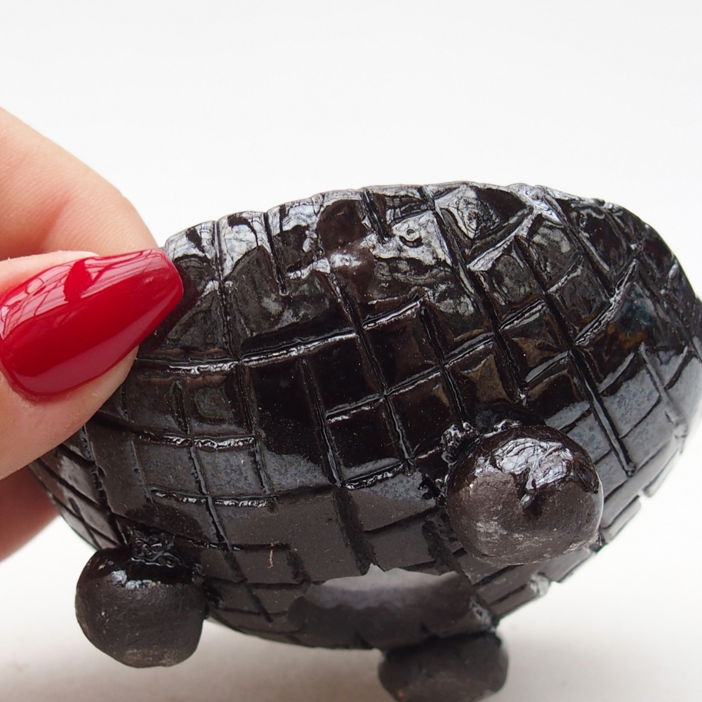 Concha de cerámica 8,5 x 8 x 5 cm , color negro