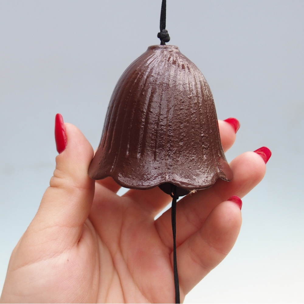 Campana de metal, color marrón