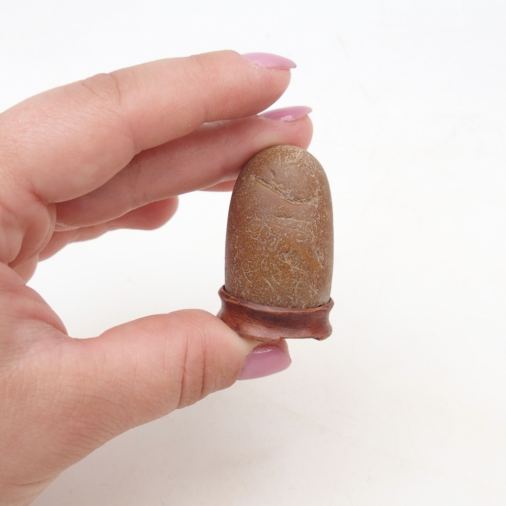 Suiseki - Piedra con DAI (base de madera)