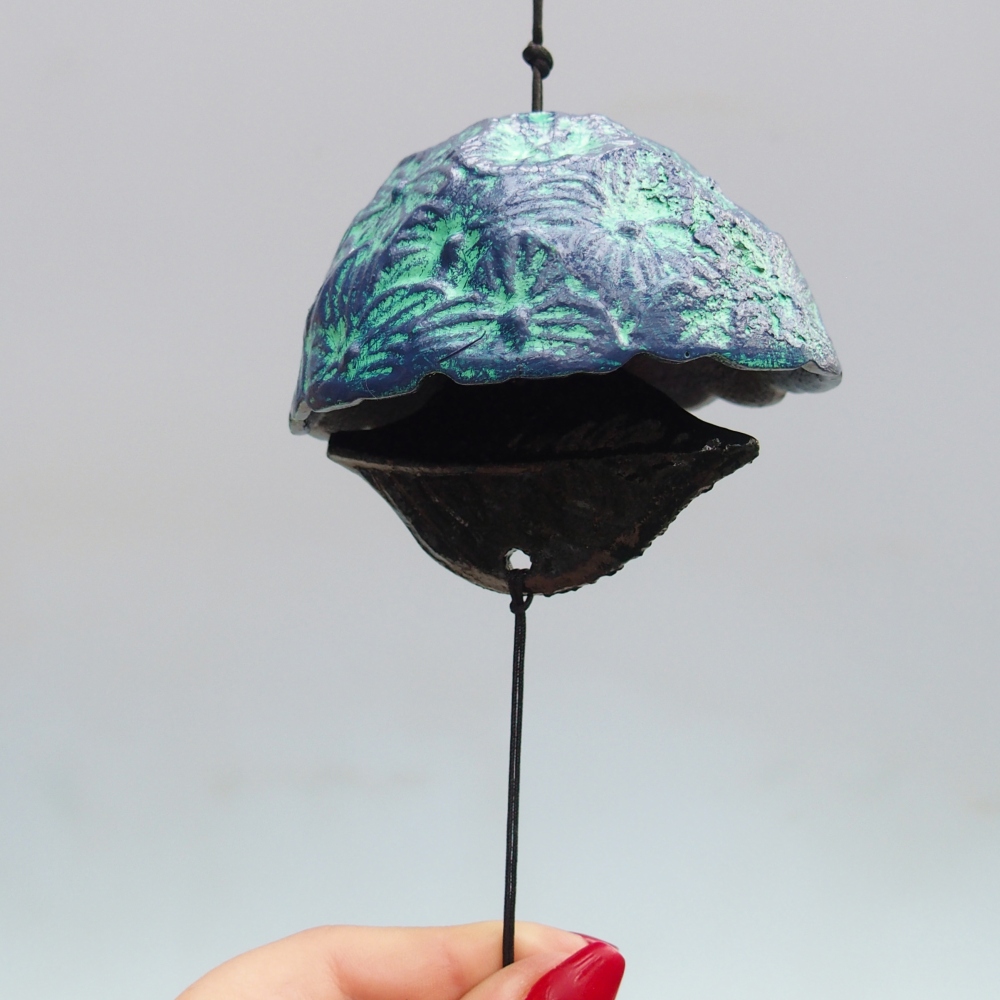 Campana de metal, color azul verdoso