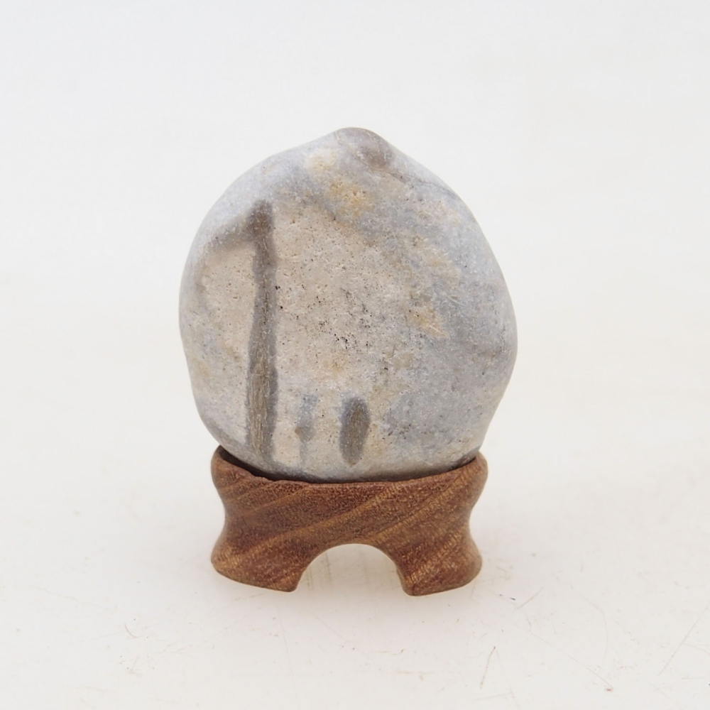 Suiseki - Piedra con DAI (base de madera)
