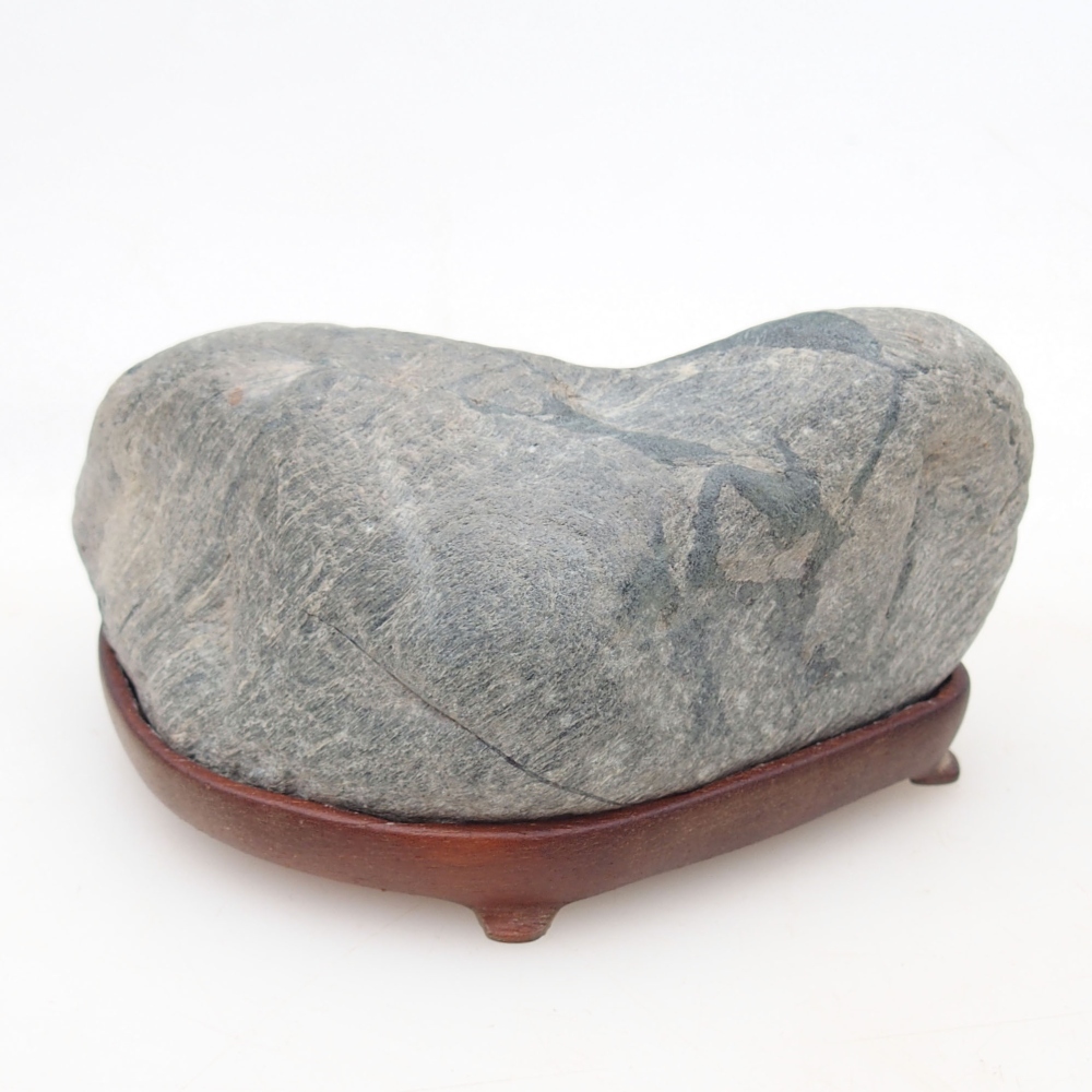 Suiseki - Piedra con DAI (base de madera)