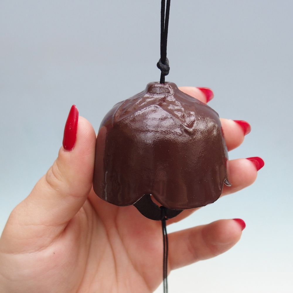 Campana de metal, color marrón