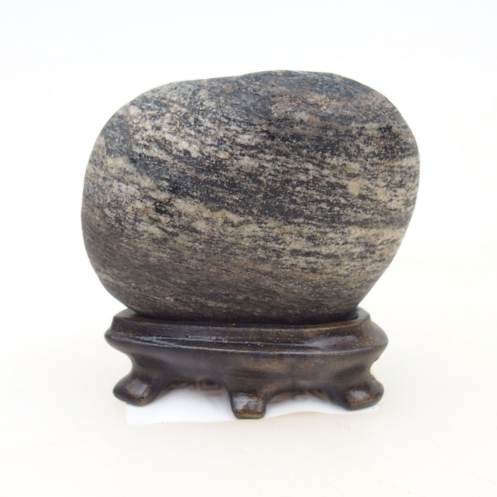 Suiseki - Piedra con DAI (base de madera)