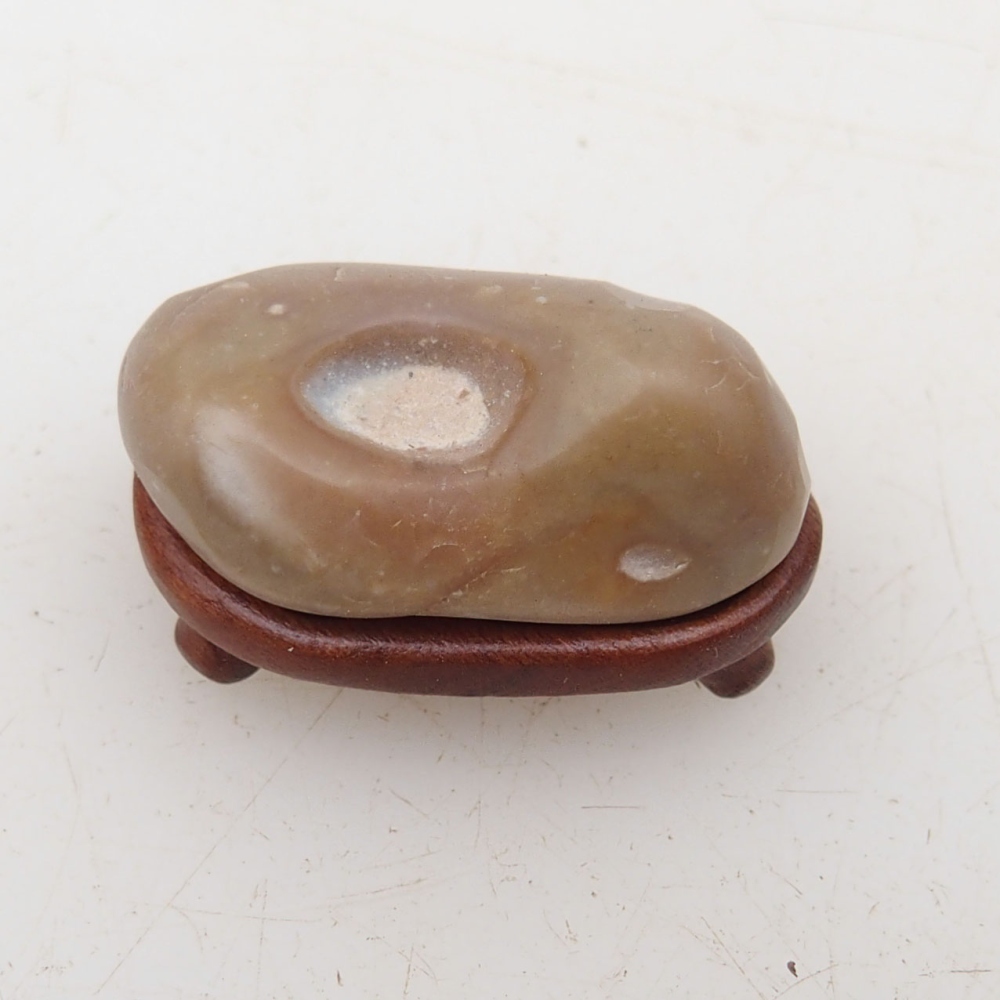 Suiseki - Piedra con DAI (base de madera)