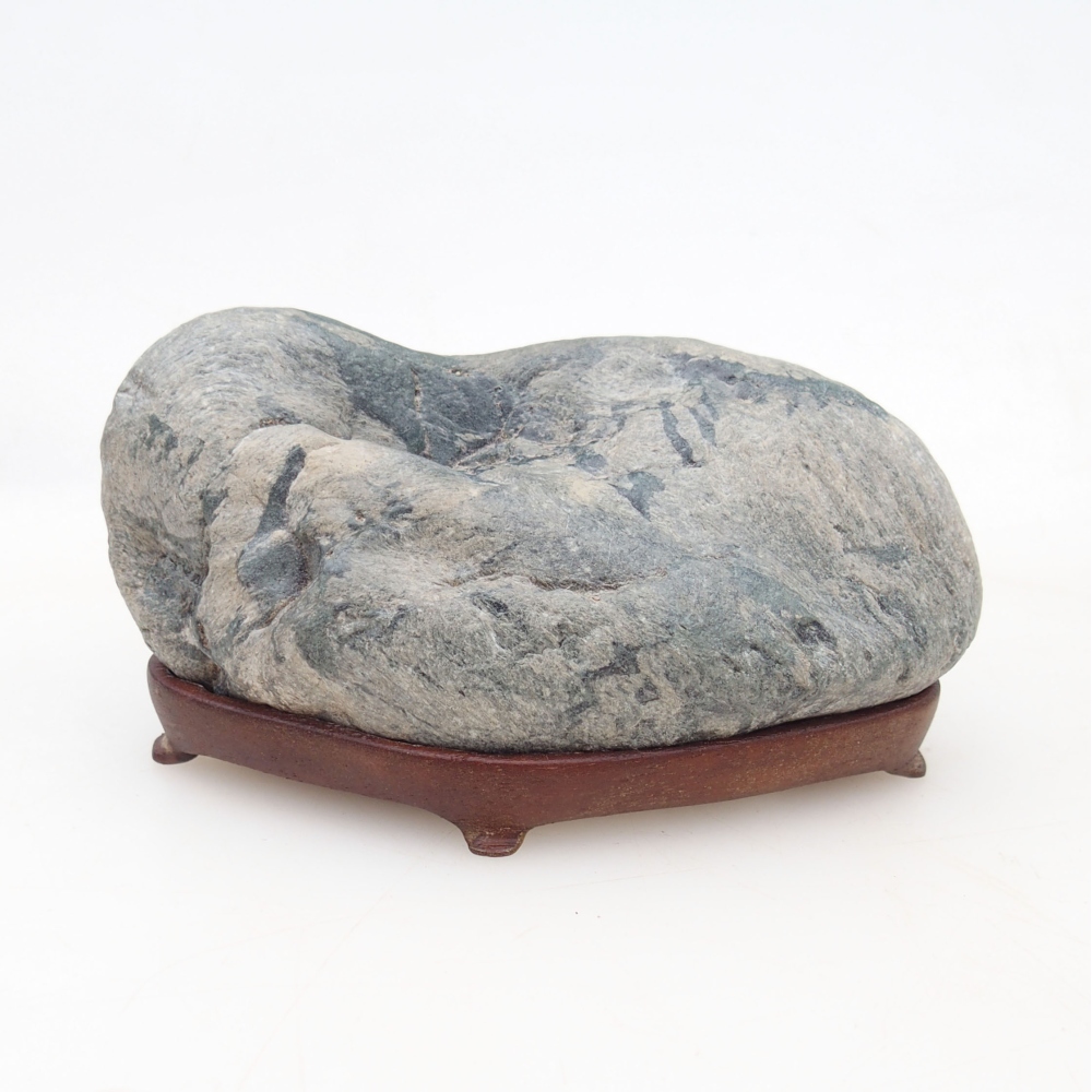 Suiseki - Piedra con DAI (base de madera)