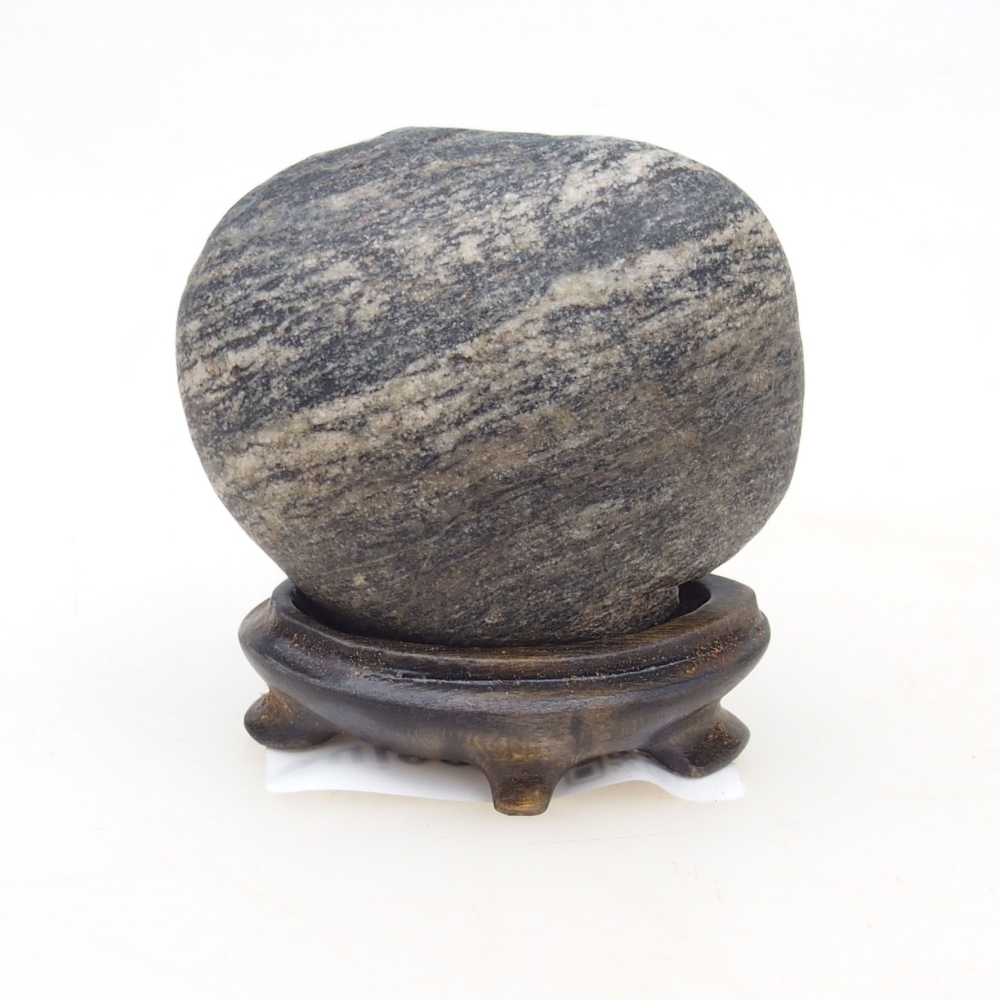 Suiseki - Piedra con DAI (base de madera)