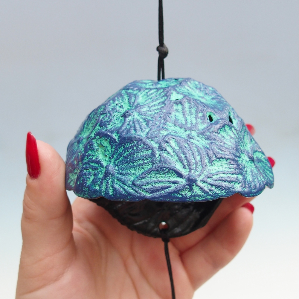 Campana de metal, color azul verdoso