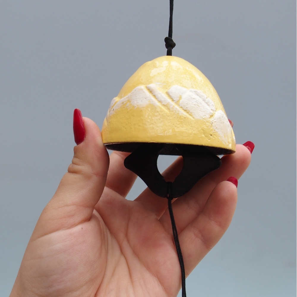 Campana de metal, color amarillo