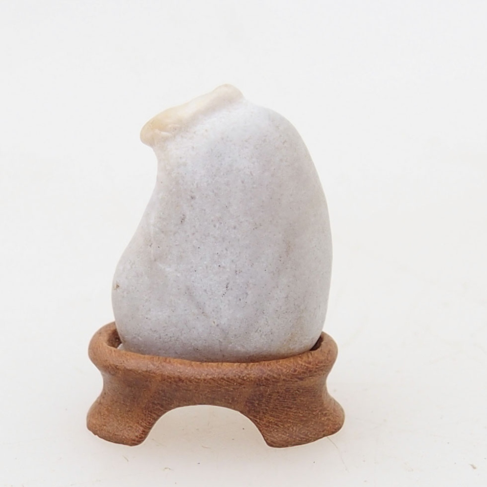 Suiseki - Piedra con DAI (base de madera)