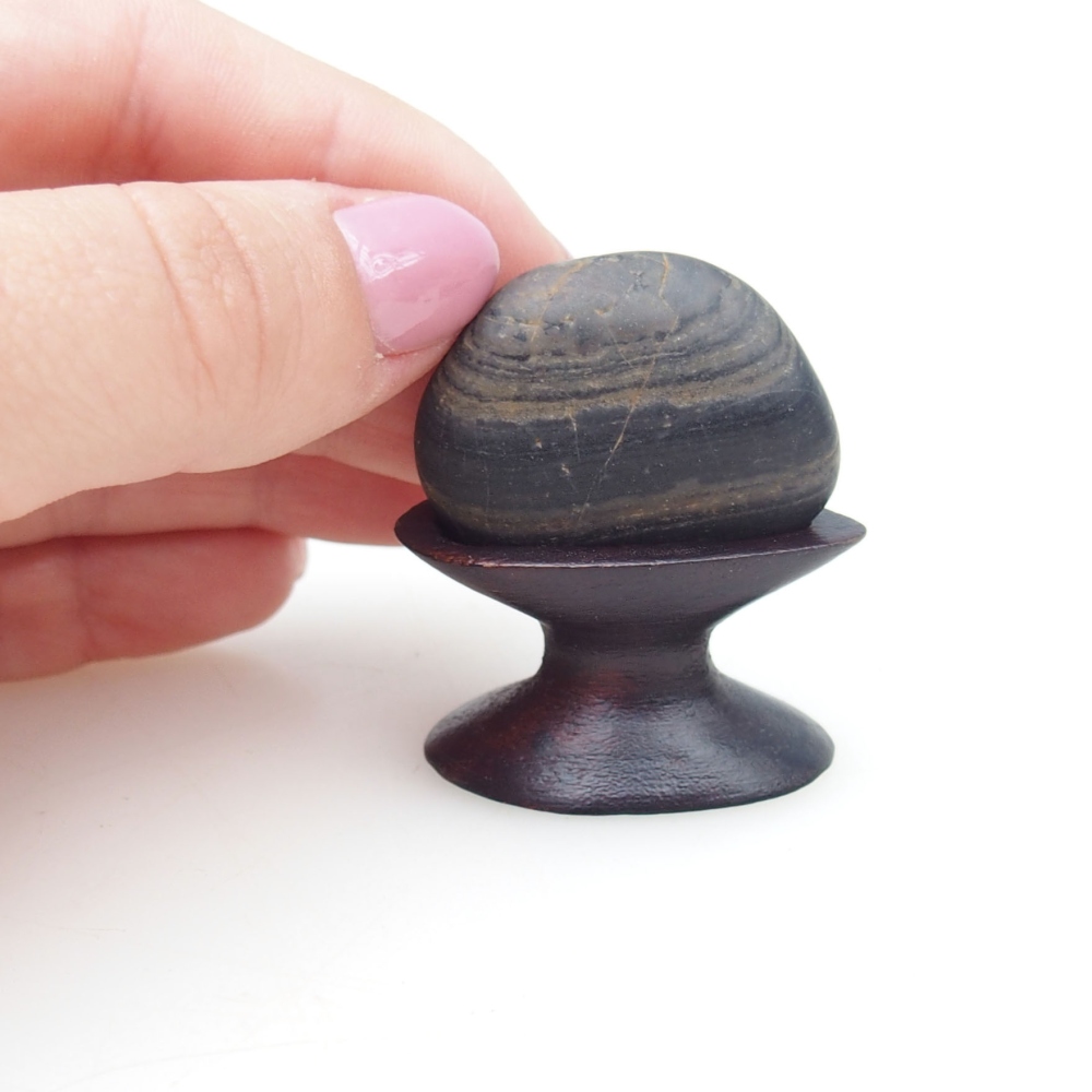 Suiseki - Piedra con DAI (base de madera)