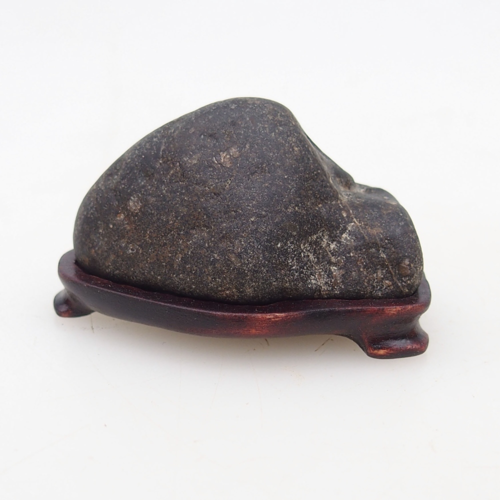 Suiseki - Piedra con DAI (base de madera)