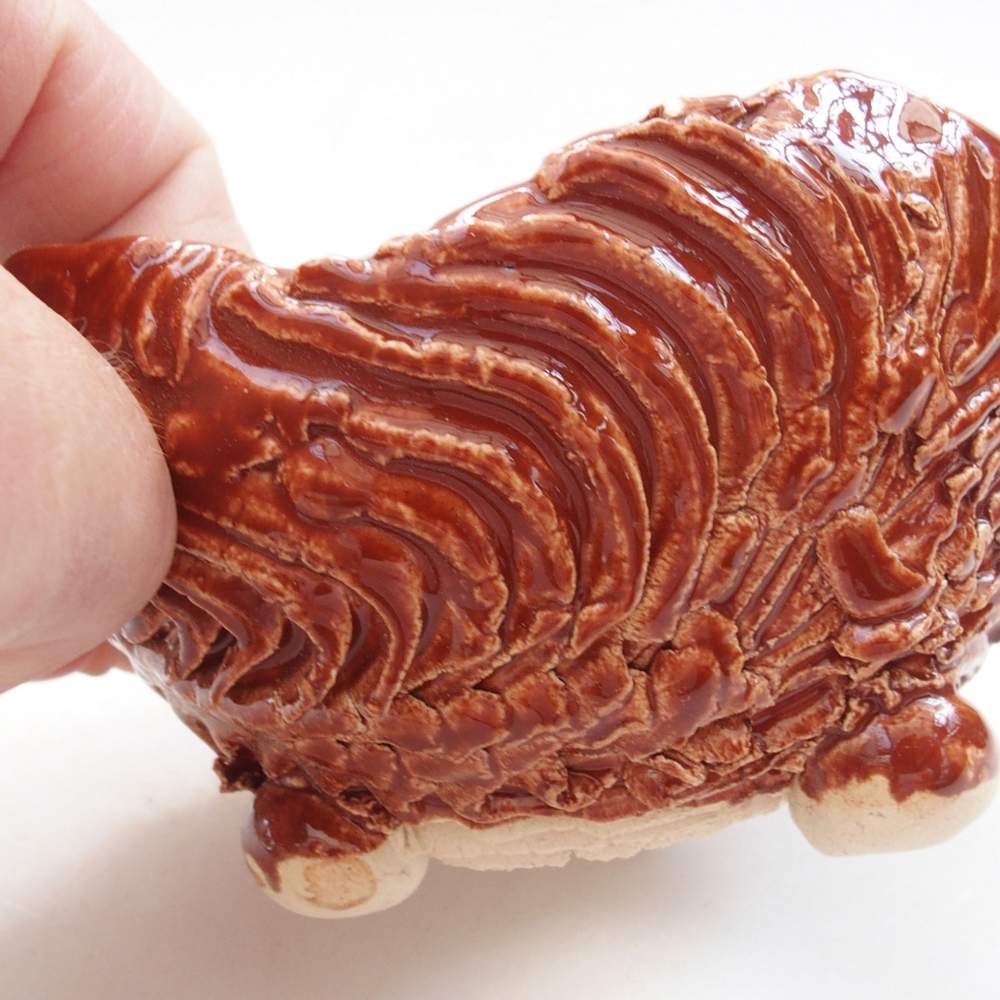 Concha de cerámica 8 x 7 x 6 cm , color marrón