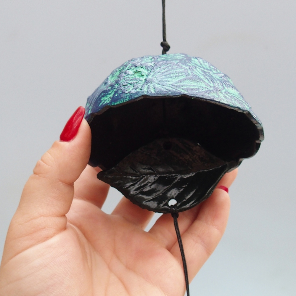 Campana de metal, color azul verdoso