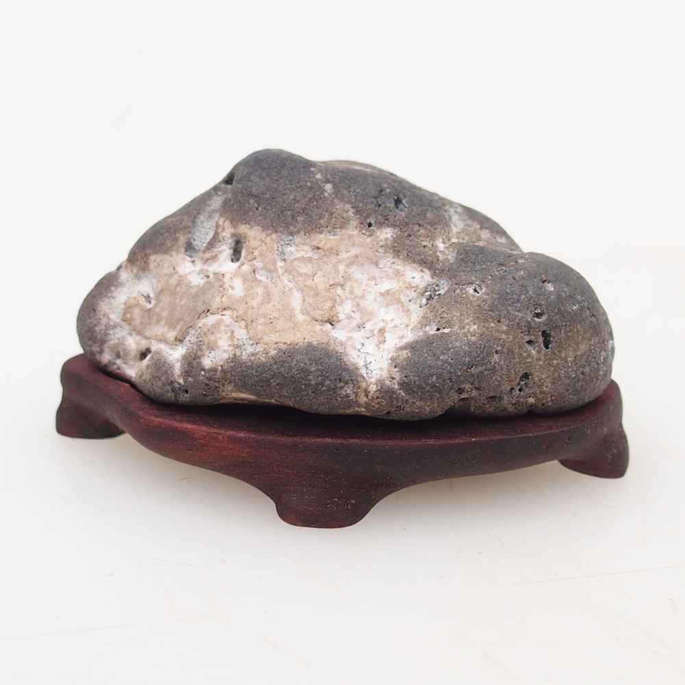 Suiseki - Piedra con DAI (base de madera)