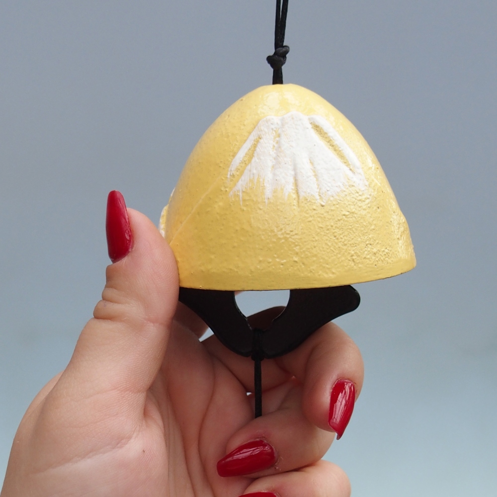 Campana de metal, color amarillo