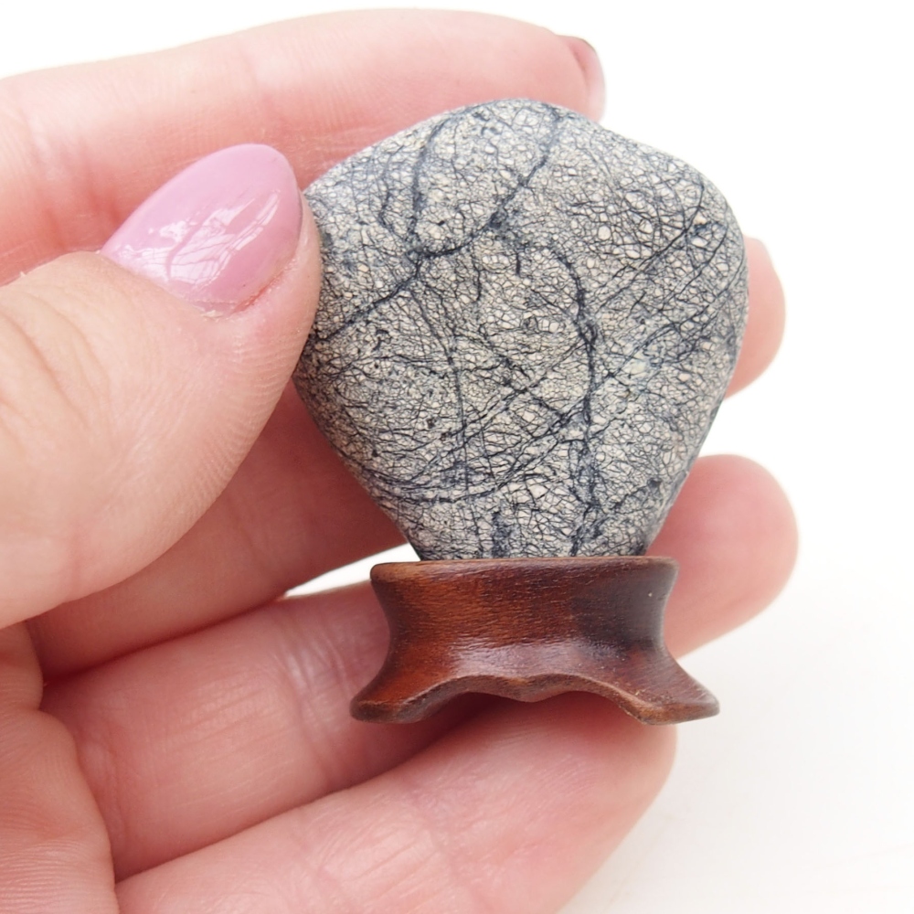 Suiseki - Piedra con DAI (base de madera)