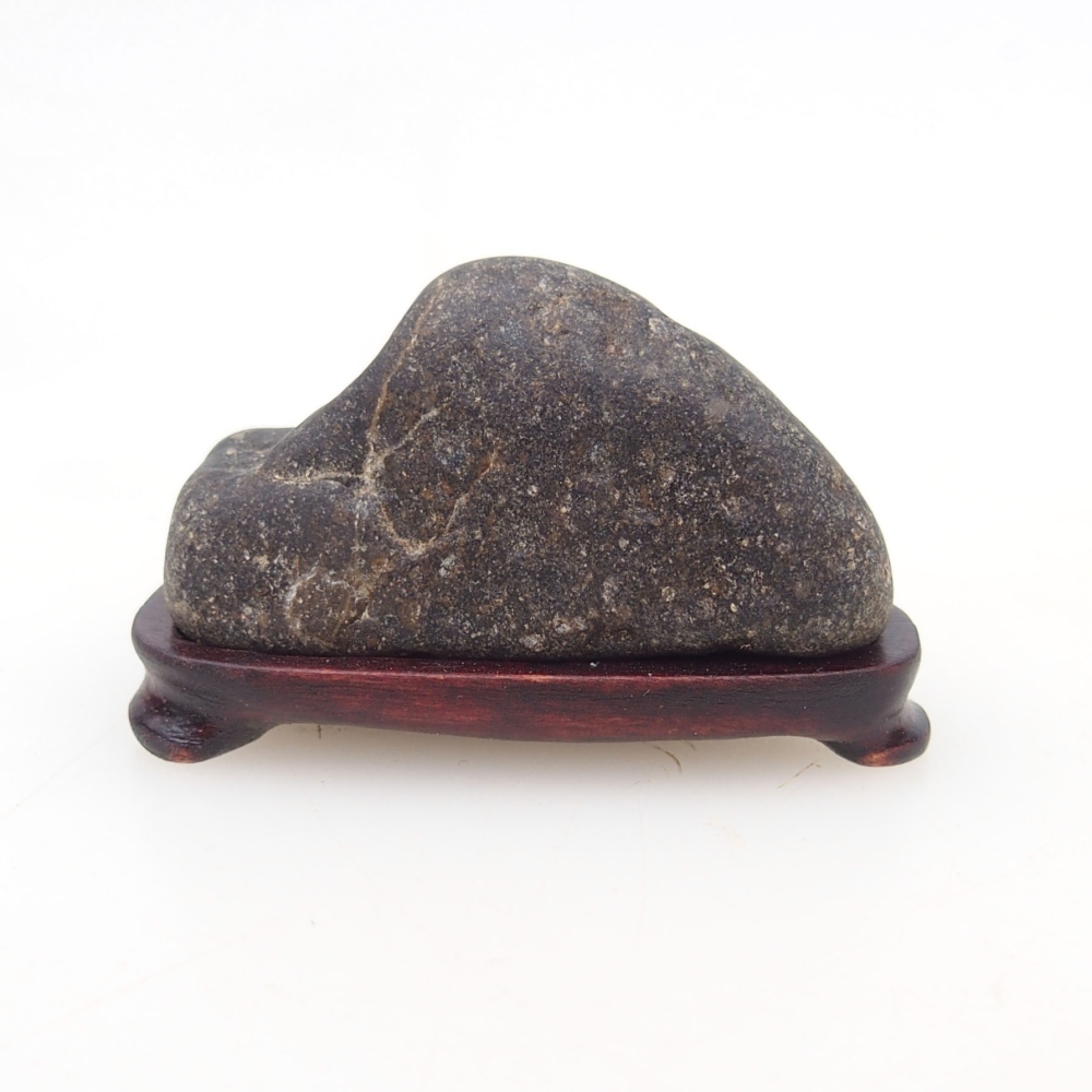 Suiseki - Piedra con DAI (base de madera)