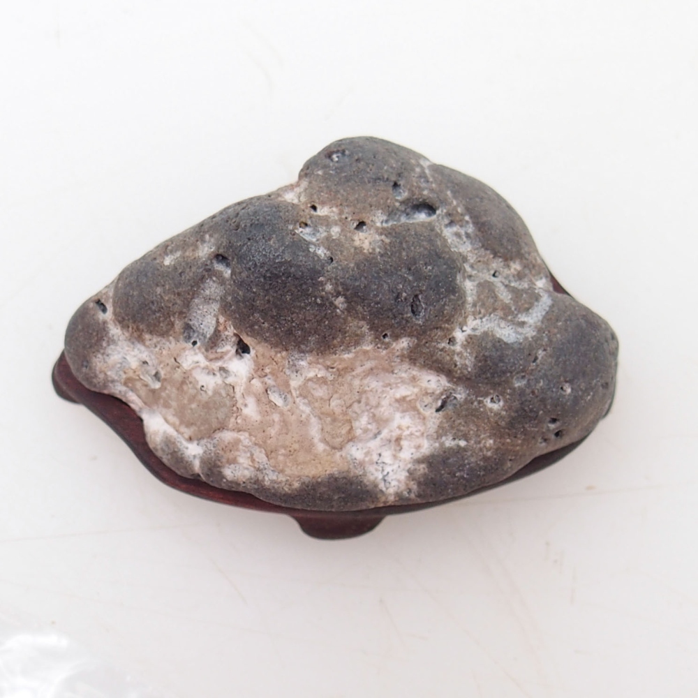 Suiseki - Piedra con DAI (base de madera)