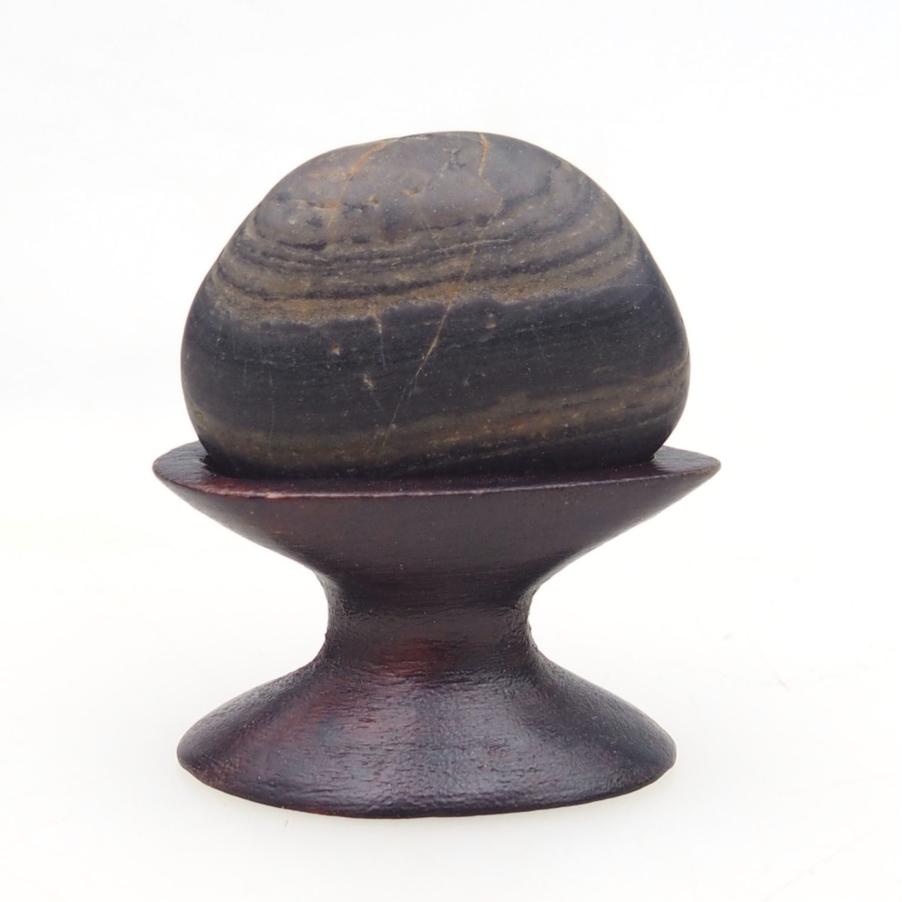 Suiseki - Piedra con DAI (base de madera)