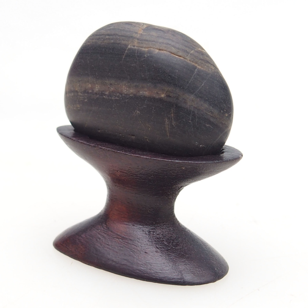 Suiseki - Piedra con DAI (base de madera)