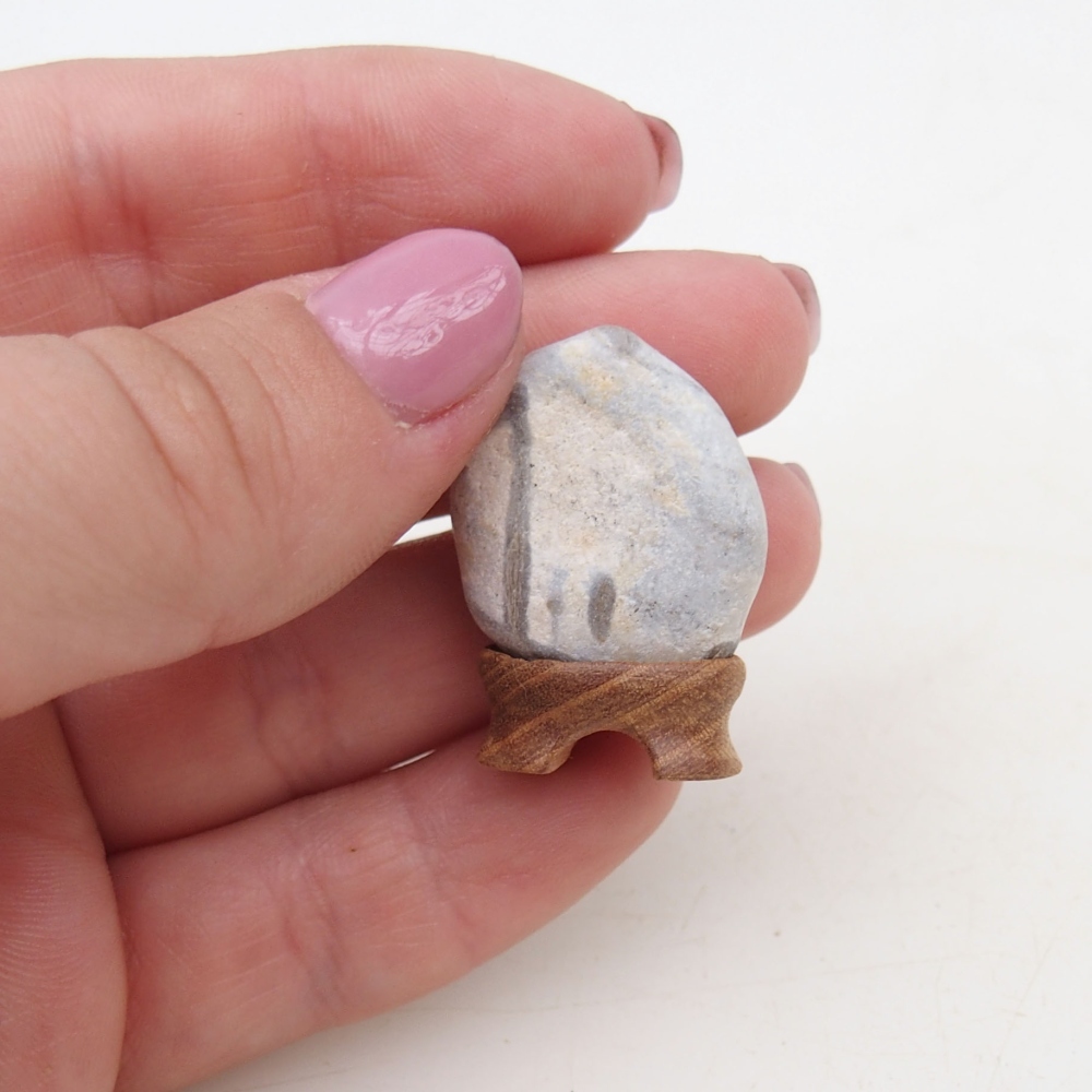 Suiseki - Piedra con DAI (base de madera)