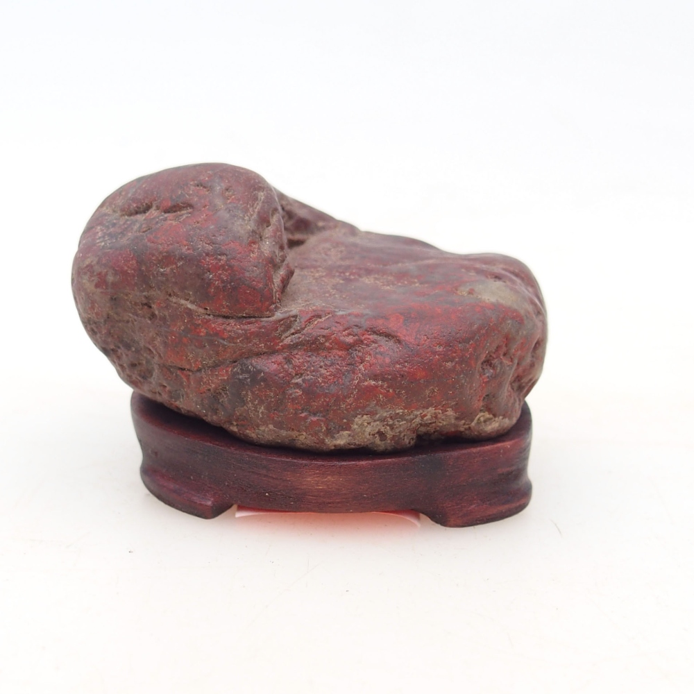 Suiseki - Piedra con DAI (base de madera)