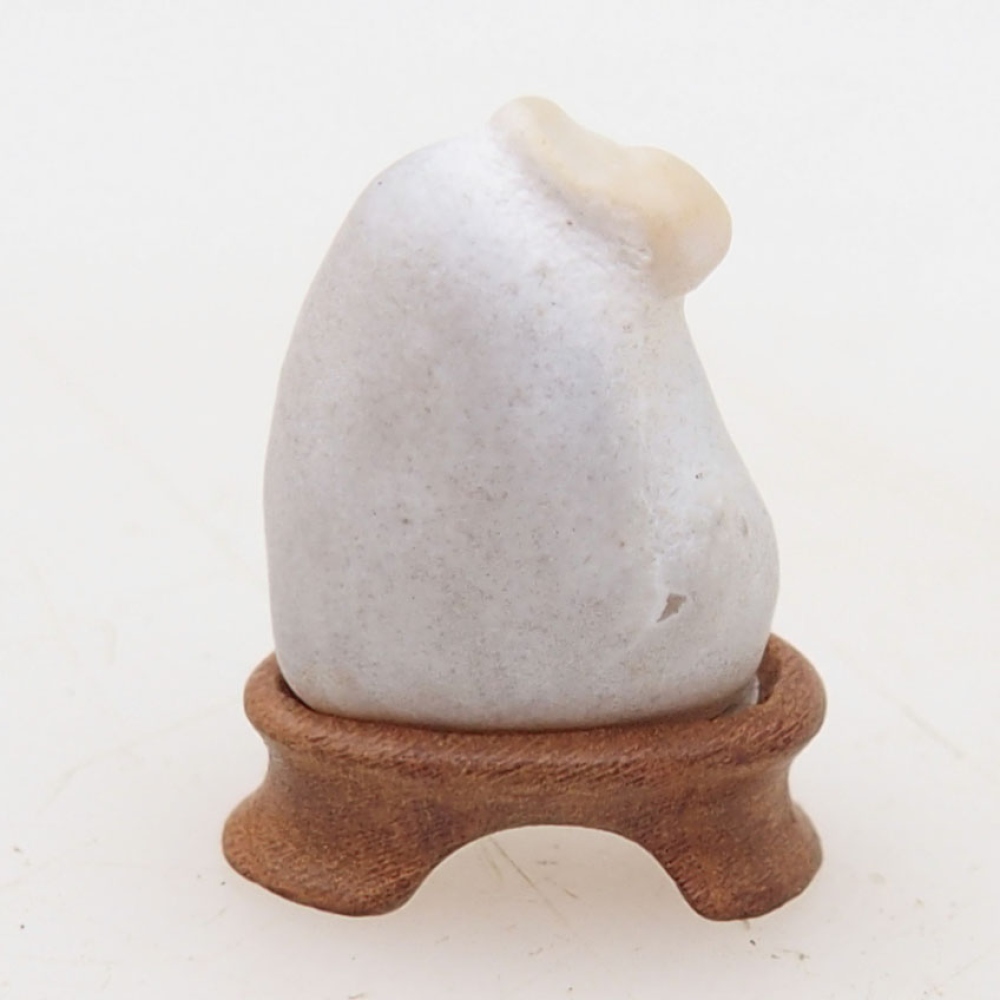 Suiseki - Piedra con DAI (base de madera)