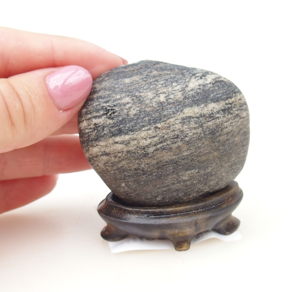 Suiseki - Piedra con DAI (base de madera)