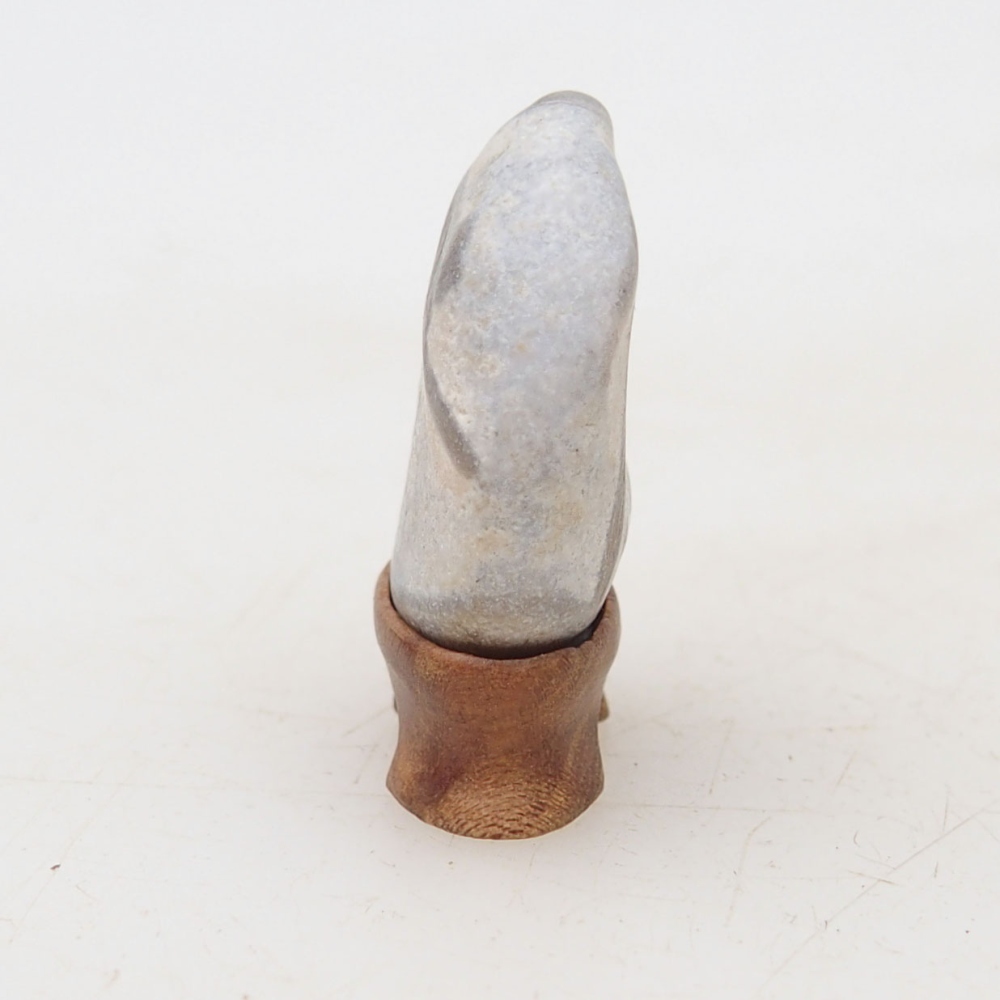 Suiseki - Piedra con DAI (base de madera)