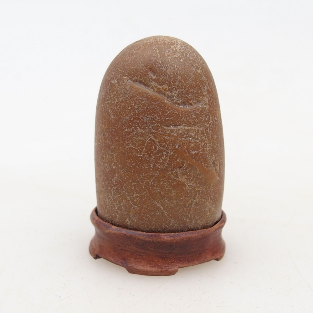 Suiseki - Piedra con DAI (base de madera)