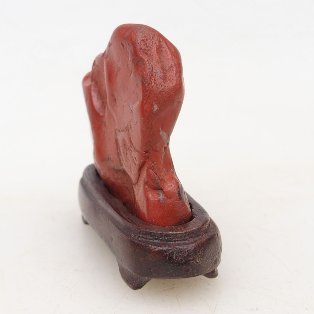 Suiseki - Piedra con DAI (base de madera)