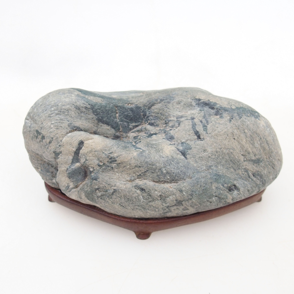 Suiseki - Piedra con DAI (base de madera)