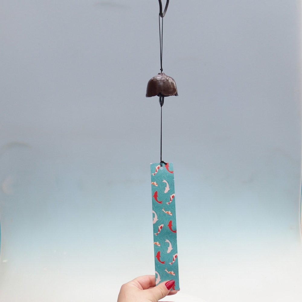 Campana de metal, color marrón