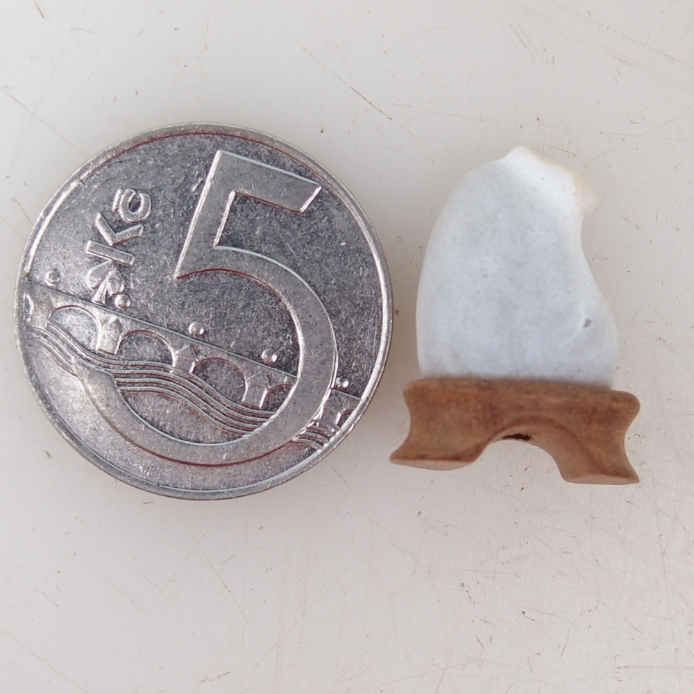 Suiseki - Piedra con DAI (base de madera)