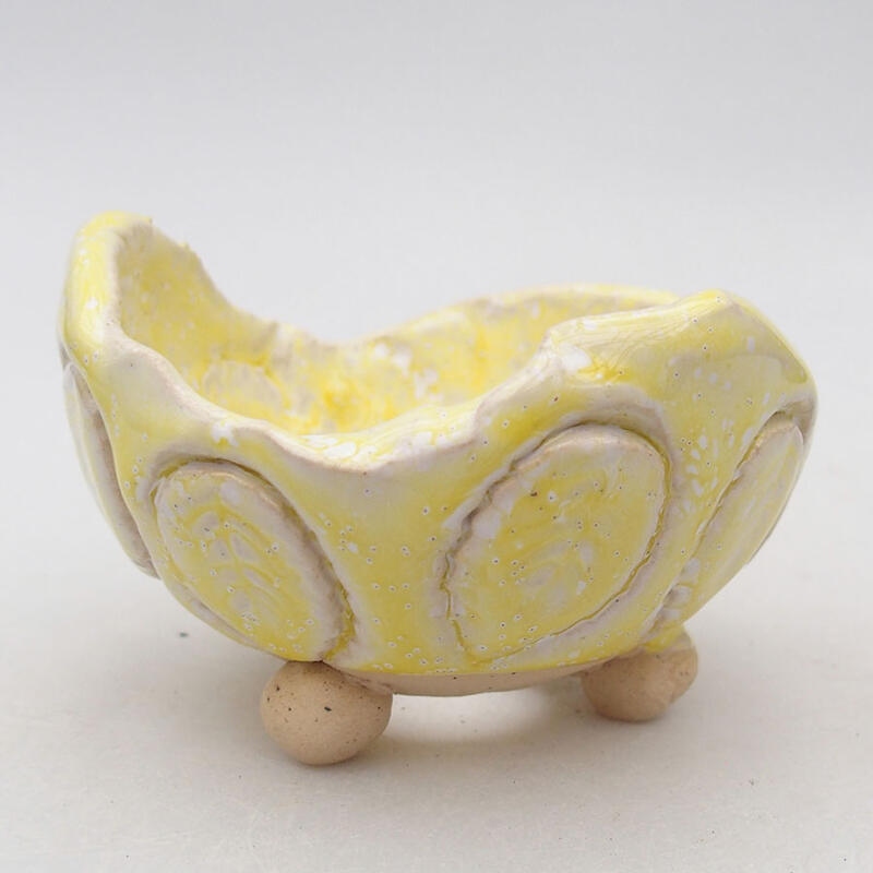Concha de cerámica 8,5 x 8,5 x 5,5 cm , color blanco-amarillo