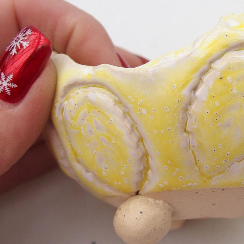 Concha de cerámica 8,5 x 8,5 x 5,5 cm , color blanco-amarillo