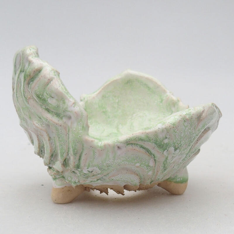 Concha de cerámica 9 x 8,5 x 6 cm , color blanco-verde