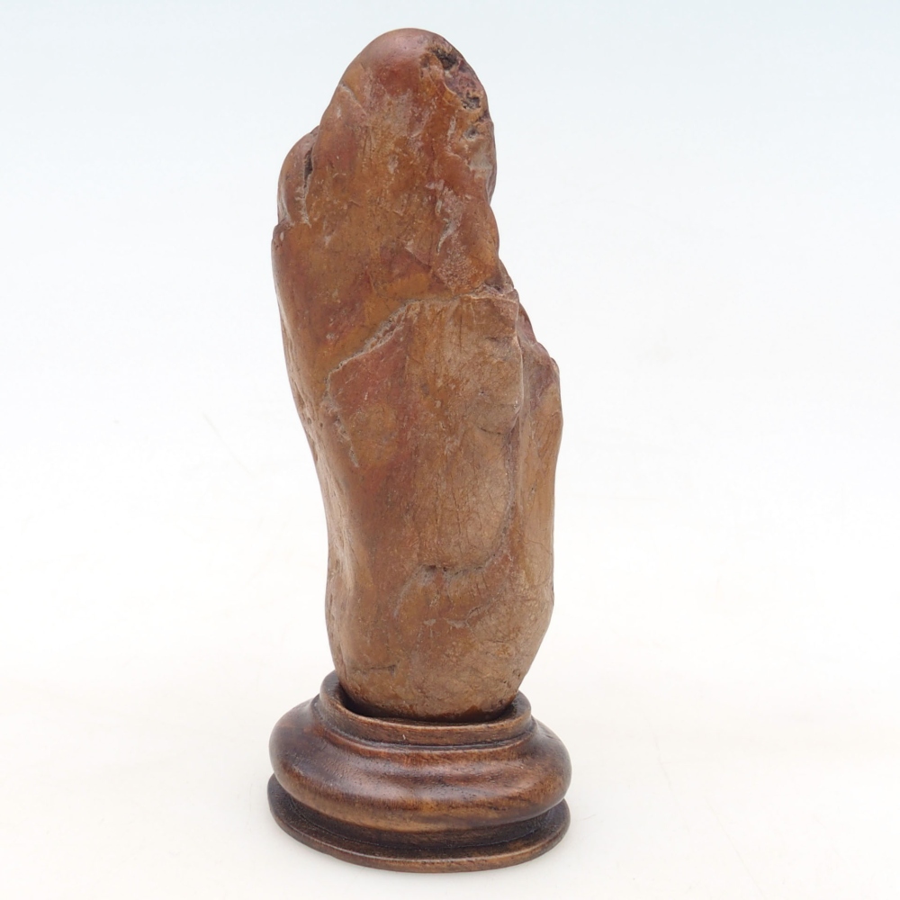 Suiseki - Piedra con DAI (base de madera)