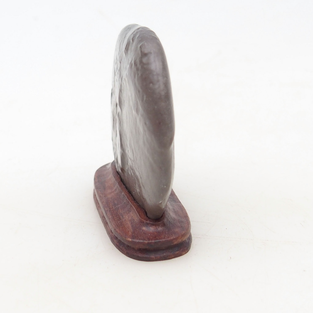 Suiseki - Piedra con DAI (base de madera)