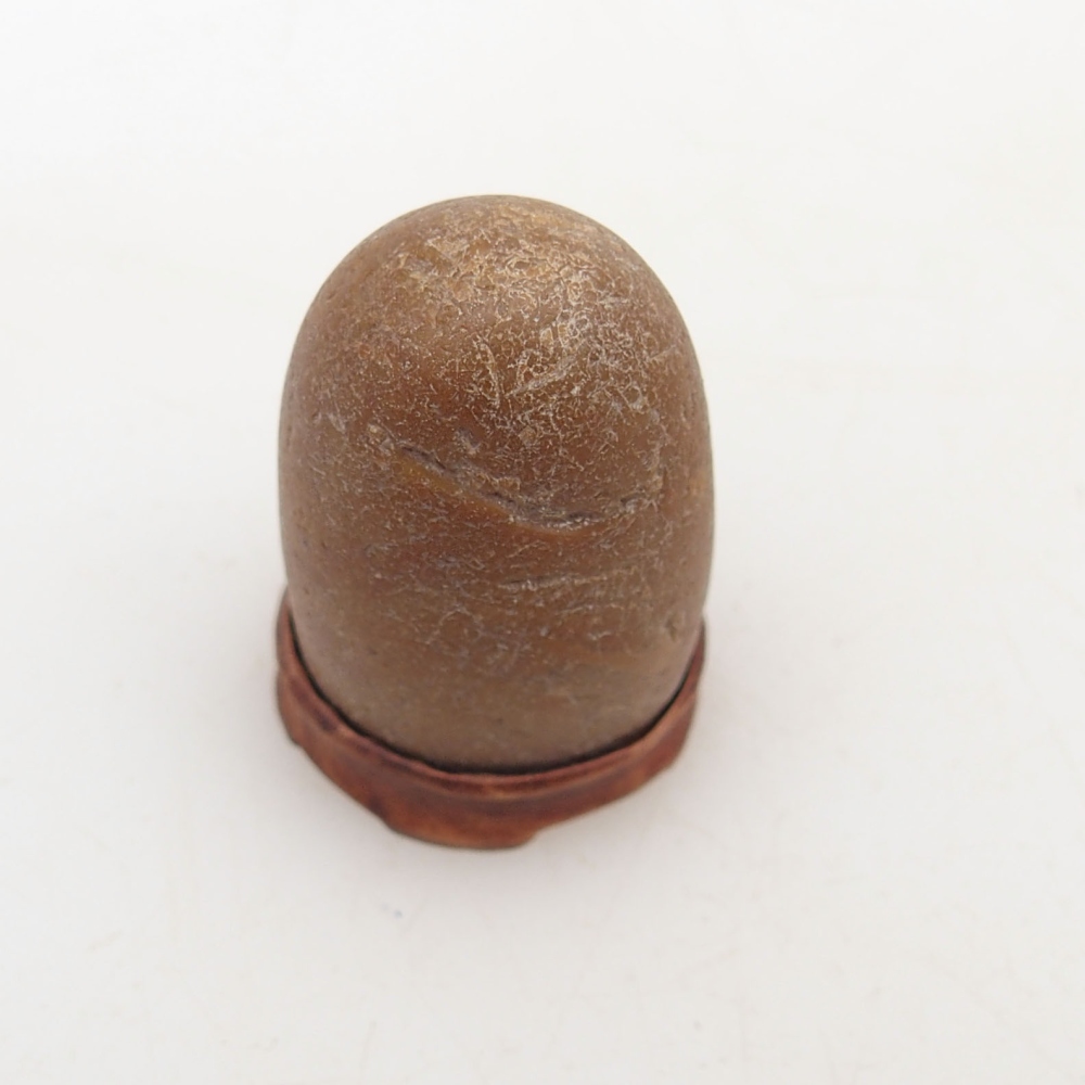 Suiseki - Piedra con DAI (base de madera)