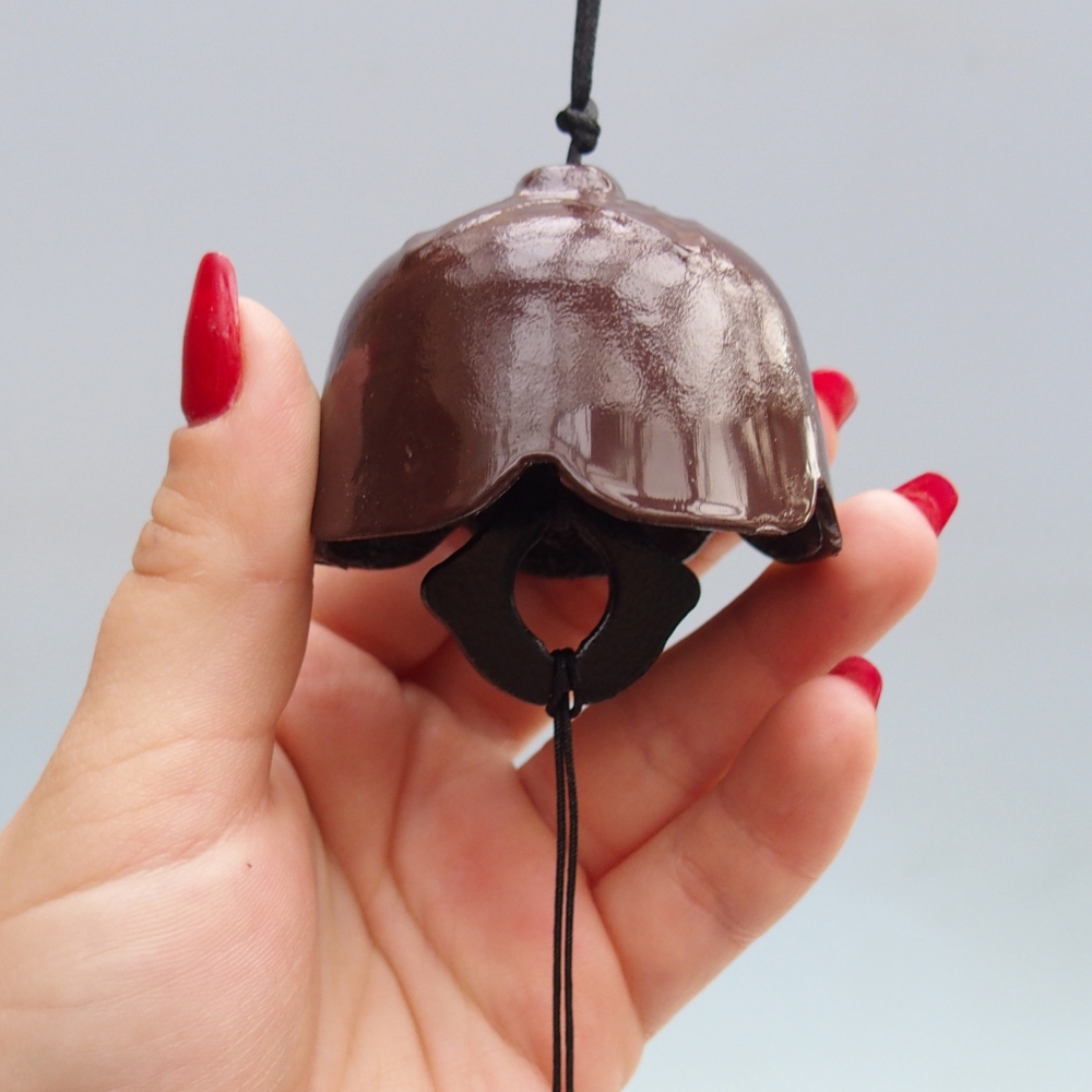 Campana de metal, color marrón