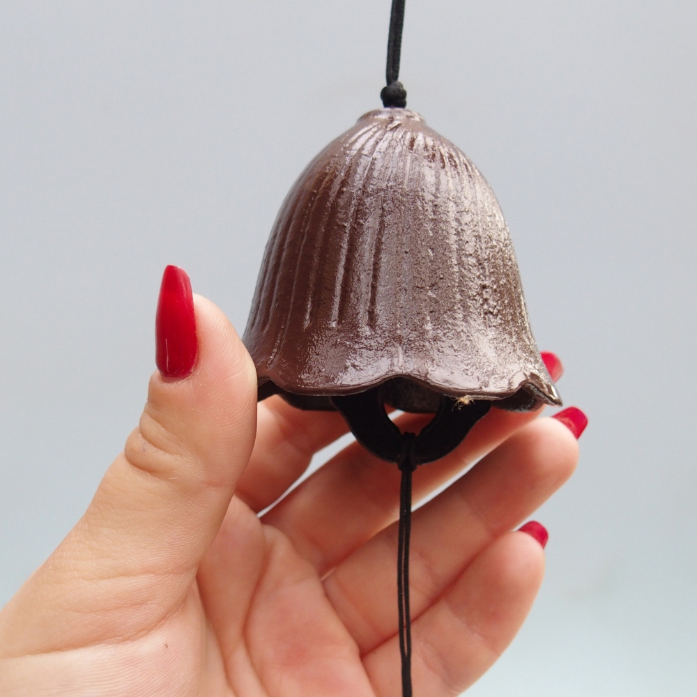 Campana de metal, color marrón