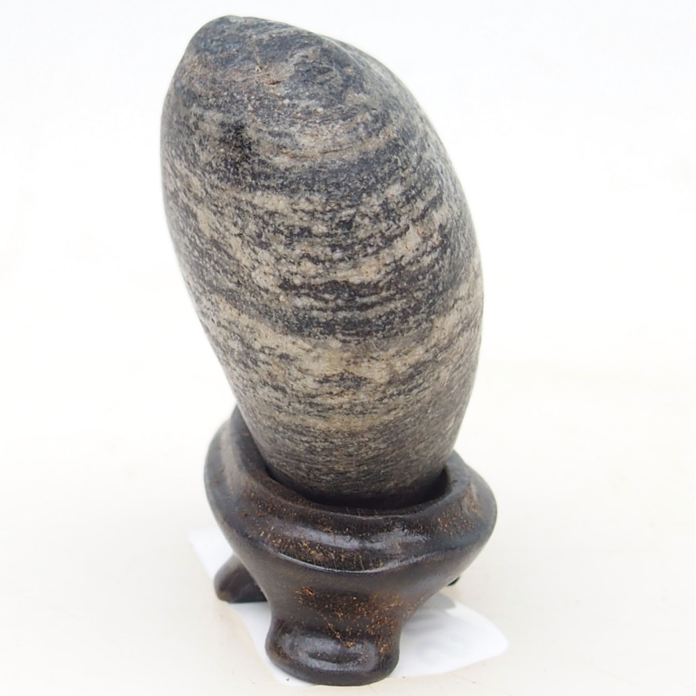 Suiseki - Piedra con DAI (base de madera)