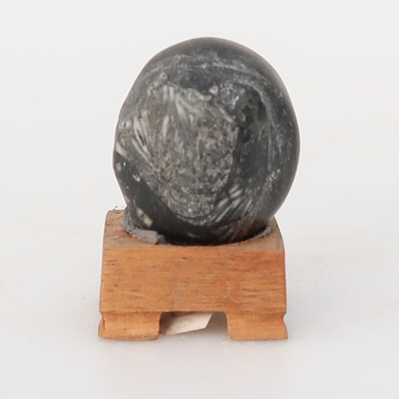 Suiseki - Piedra con DAI (base de madera)