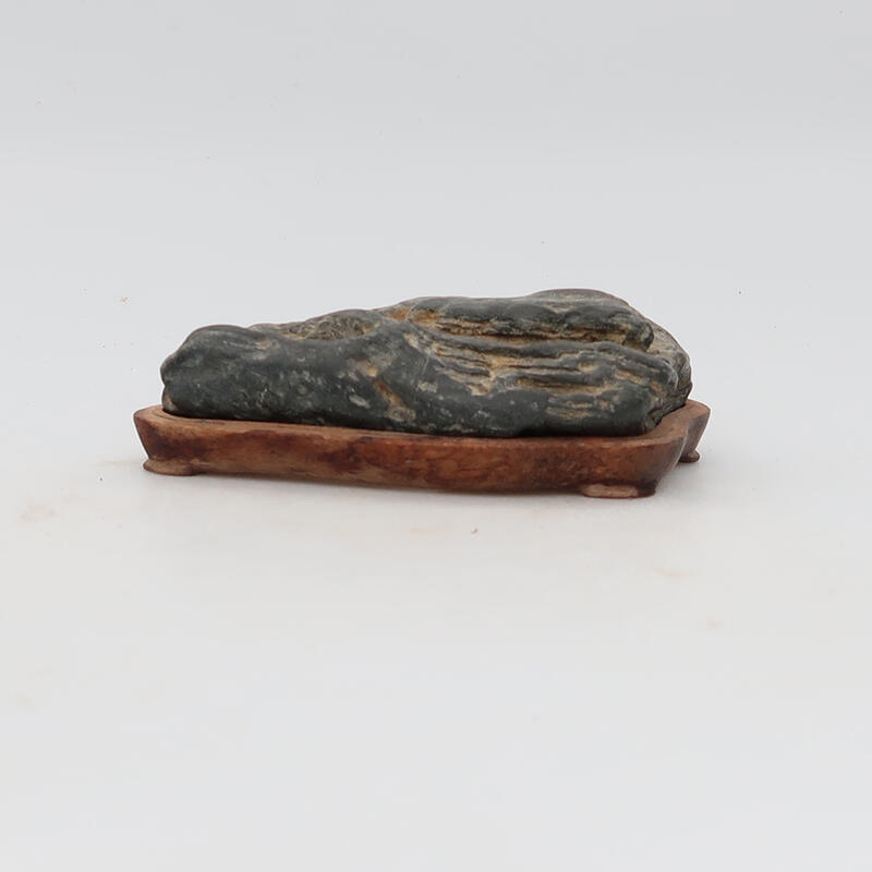 Suiseki - Piedra con DAI (base de madera)