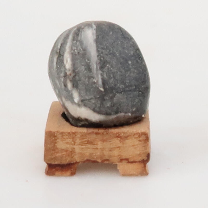Suiseki - Piedra con DAI (base de madera)