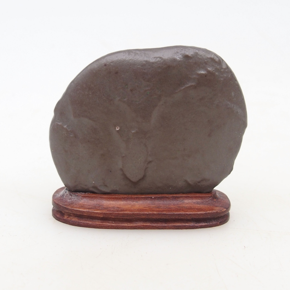 Suiseki - Piedra con DAI (base de madera)